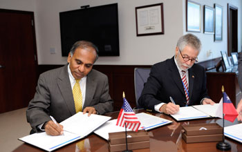 Photo of Subra Suresh and José Miguel Aguilera signing an agreement.
